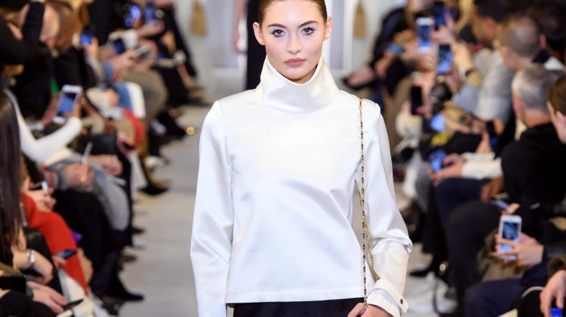 Brandon Maxwell představil kolekci zahalenou do černo-bílých odstínů