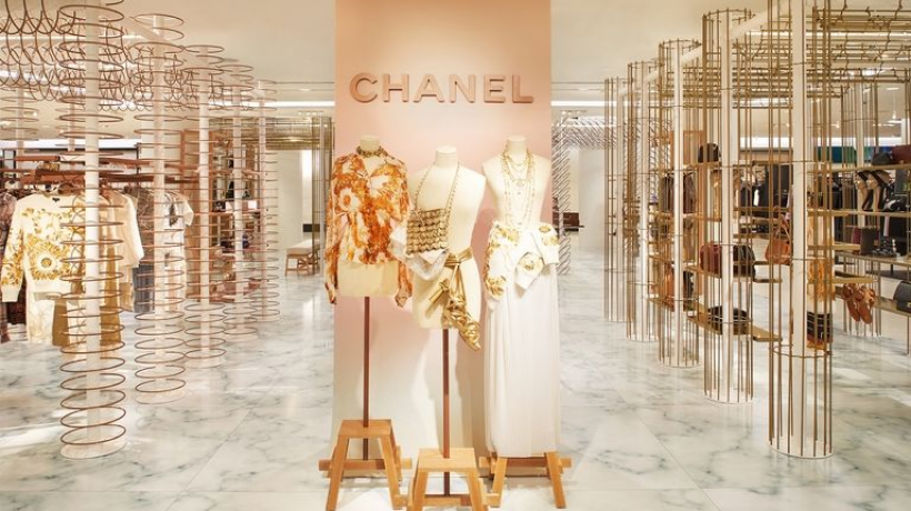 Nový pop-up store Chanel zahalen do zlaté