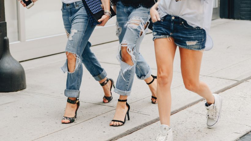 Denim, denim a zase denim! Jak ho na jaře nosit a kde?