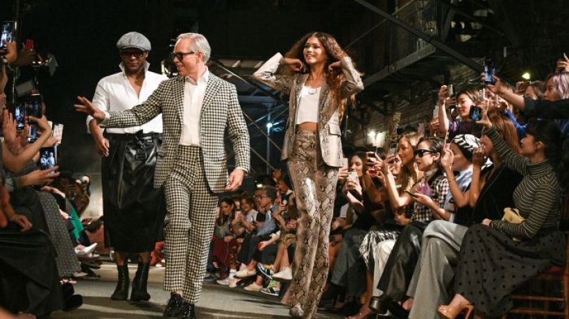 Tommy Hilfiger a Zendaya proměnili harlemské divadlo v sedmdesátkovou párty