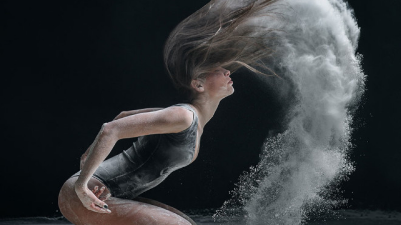 Úchvatné umělecké fotografie tanečníků znázorňují pohyb díky mouce