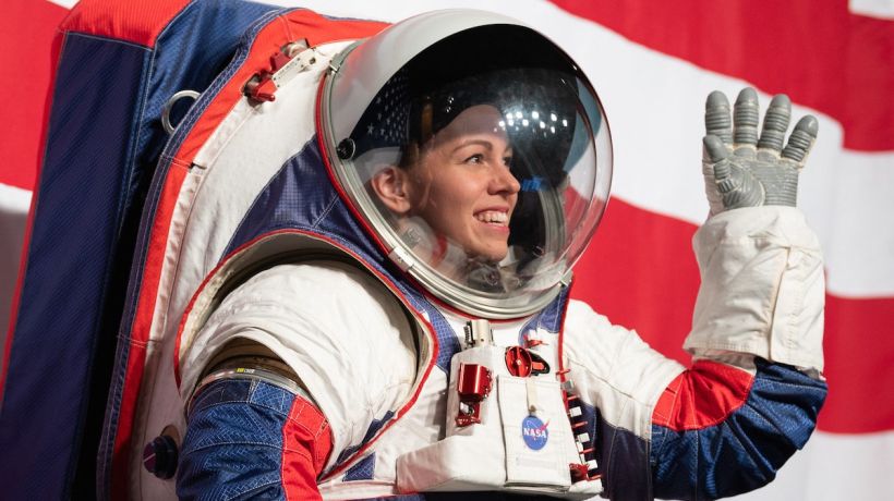 NASA odhalila nový vesmírný oblek pro první ženu na Měsíci
