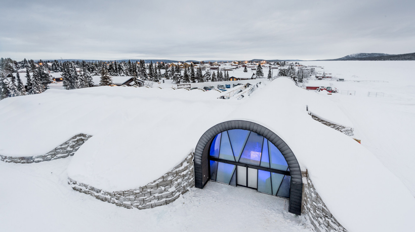 Hotel vytvořený z ledu je postaven ve Švédsku
