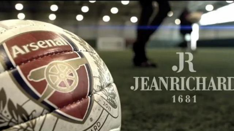 Unikátní edice hodinek JEANRICHARD pro Arsenal se ladí do červené