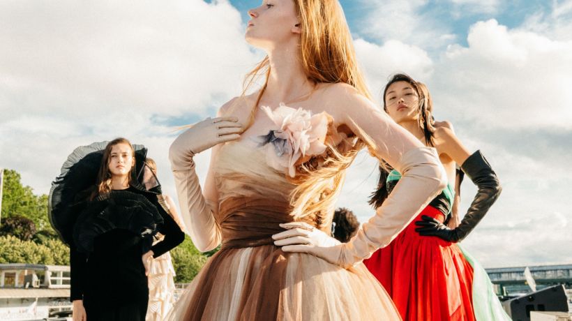 Eiffelova věž, Seina a Balmain. Nová přehlídka francouzské značky byla plná elegance a pravého couture