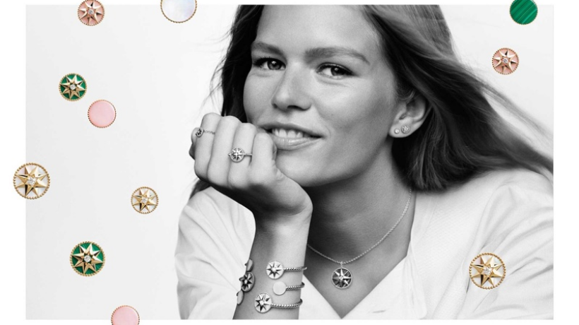 Anna Ewers představuje nové šperky a hodinky Dior