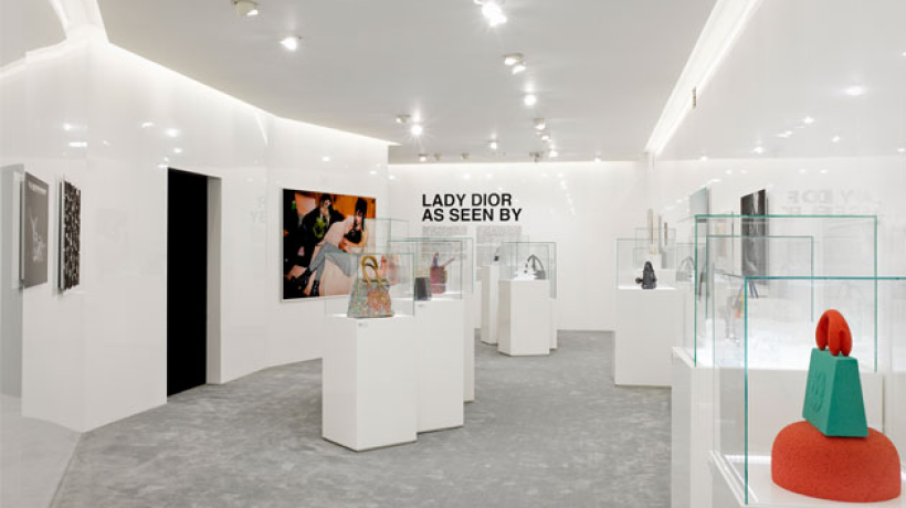 V centru Prahy byly k vidění unikátní kabelky Lady Dior