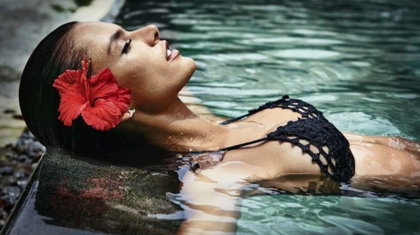Alessandra Ambrosio představila svou kolekci plavek pro rok 2017