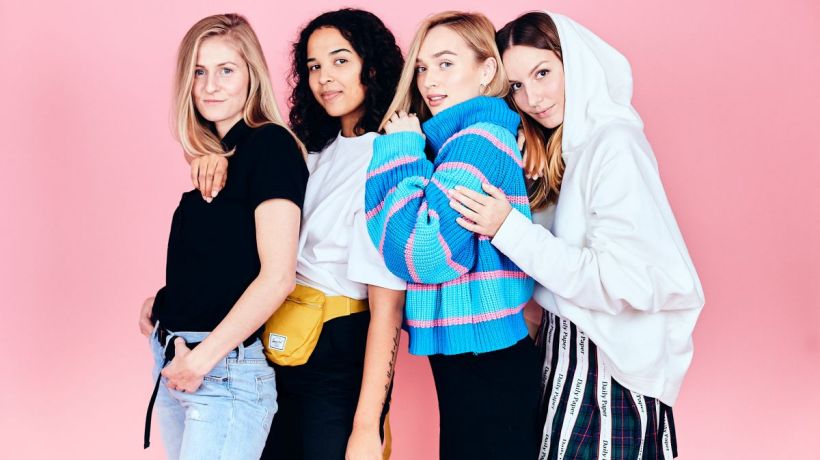 Queens lookbook: Streetwear a ODIVI kabát? Dokonalý kombo!