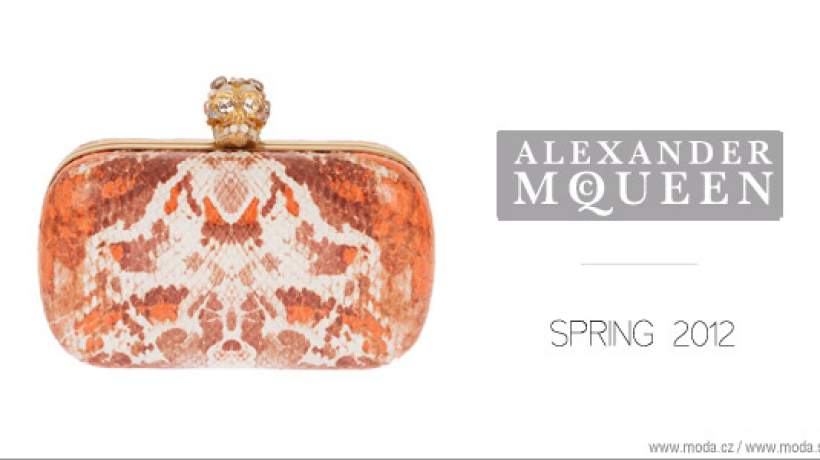 Klasické clutch bag kabelky Alexander McQueen doplňují nové tvary!