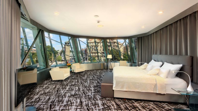 V Tančícím domě byl otevřen Dancing House Hotel