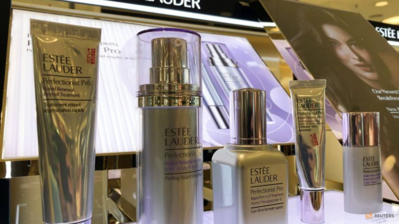 Značka Estée Lauder po obvinění z rasismu stahuje určité produkty z prodeje