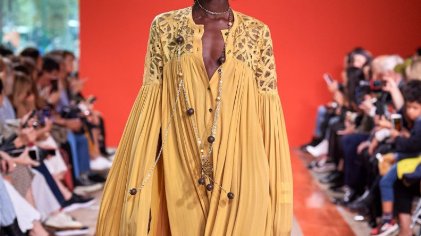 Hřejivé tóny africké noblesy. Elie Saab předvedl na pařížském týdnu módy novou kolekci