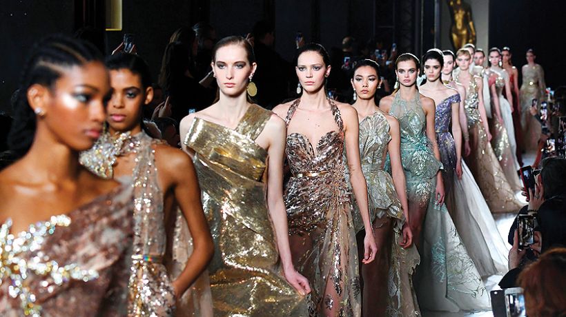 Elie Saab v nové couture kolekci oslavoval ženskost