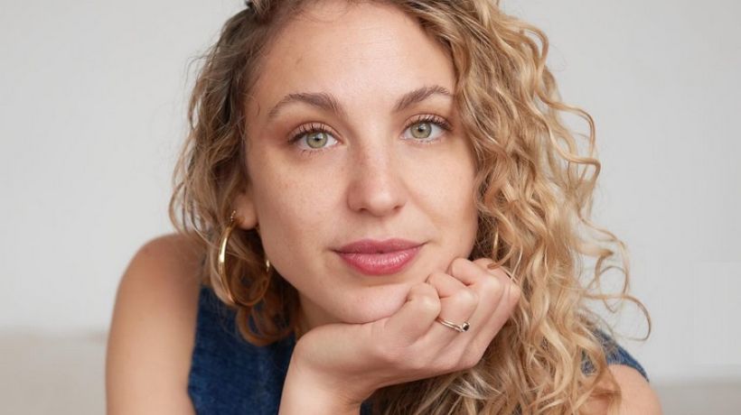 Kniha „Worn Out“ vypráví realitu o fast fashion i o spoluúčasti celebrit na vykořisťování některých značek