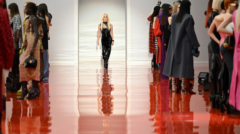 Milan Fashion Week: Módní dům Versace předvedl kolekci plnou latexu a korzetů