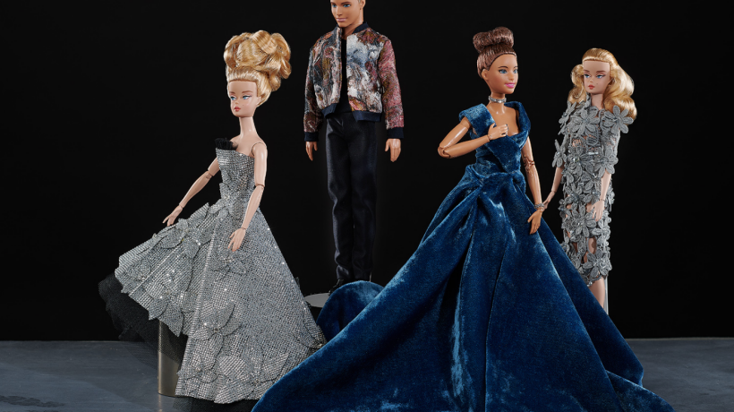 Čeští i slovenští designéři znovu šijí šaty na malé panenky v rámci charitativního projektu Helping Dolls