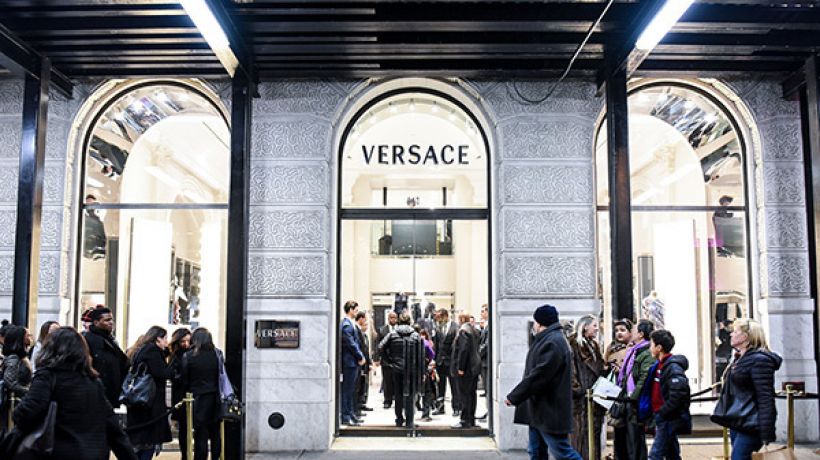 Versace čelí obvinění z rasového profilování svých zákazníků