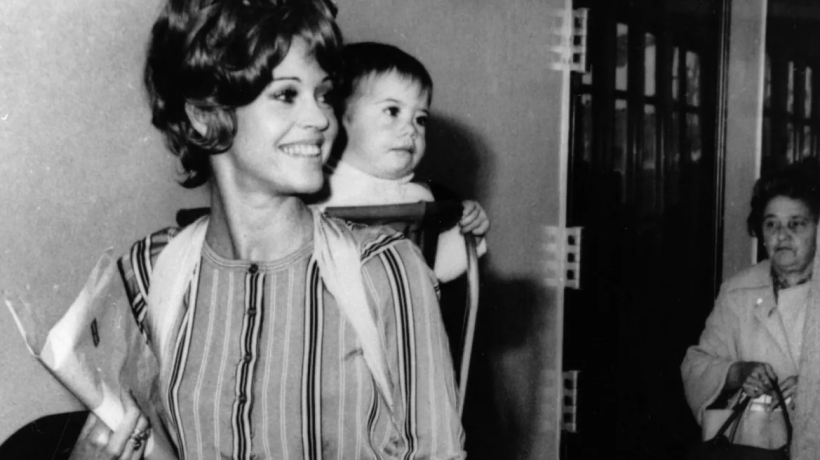 Nezapomenutelné okamžiky v historii krásy a módy: Jane Fonda v módní mini sukni