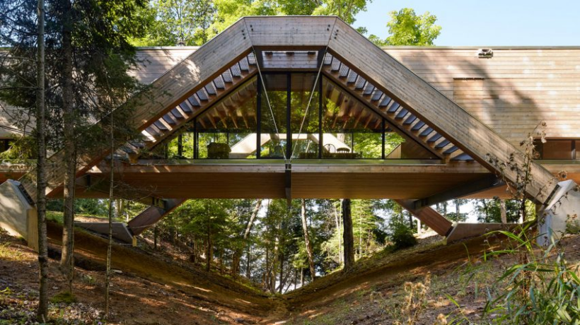 Dřevěný dům zavěšený mezi stromy v kanadském lese vám učaruje