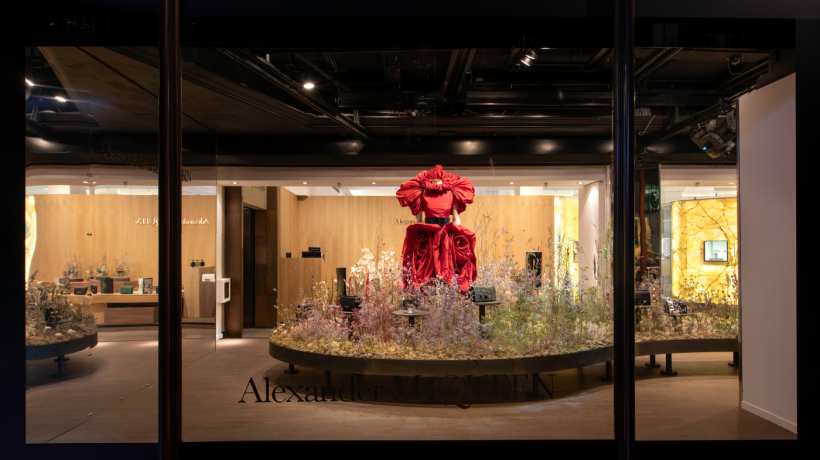 Říjnový pop-up store módního domu Alexander McQueen odráží lásku k přírodě