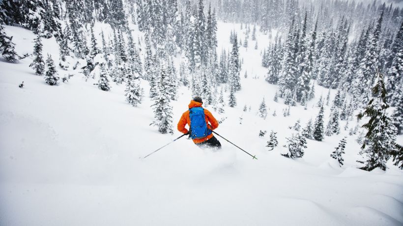 Oblečení na svah, které opravdu stojí za to! Co na sebe na lyže či snowboard?