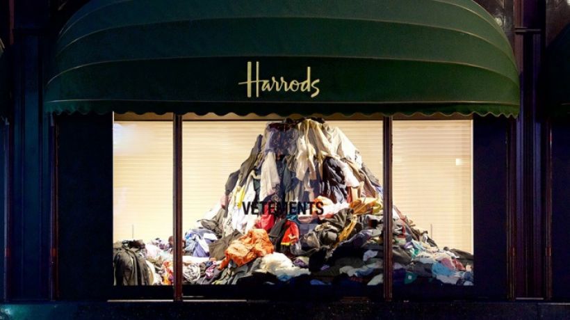 Vetements v nové kampani demonstruje plýtvání oblečením
