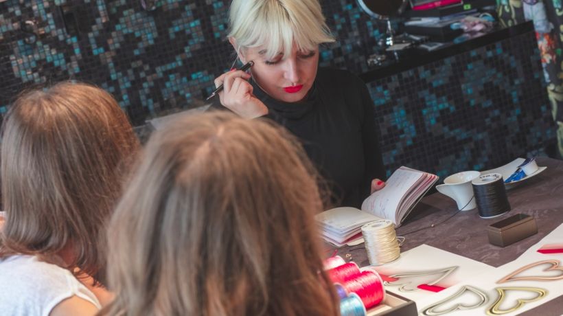 Kolekce náramků ALOve Iluze by Bára Nesvadbová pomáhá pětileté Leonce