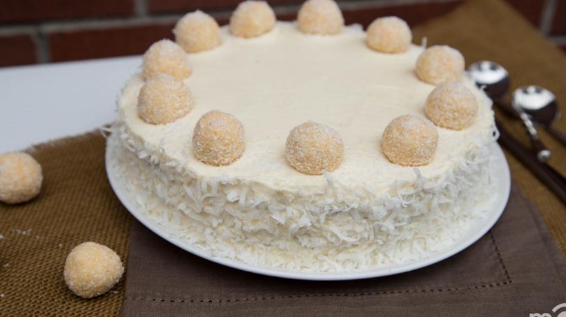 Oslava v zimě? Zkuste upéct vlastní Raffaello dort!