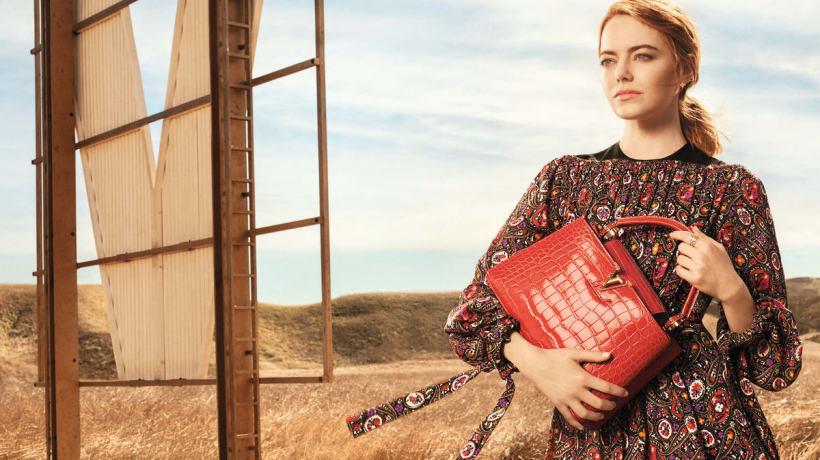 Emma Stone prochází kalifornskou pouští s kabelkou Louis Vuitton v ruce