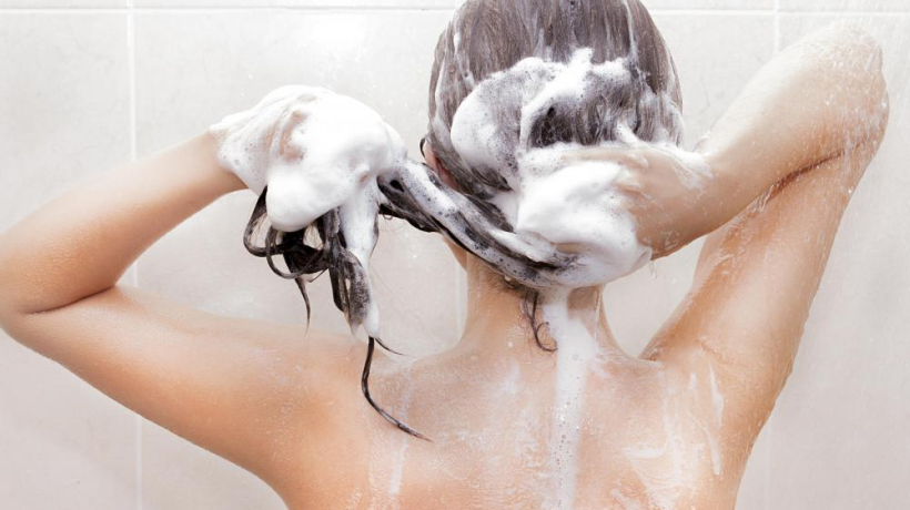 Jak na správné mytí vlasů v 7 osvědčených tipech