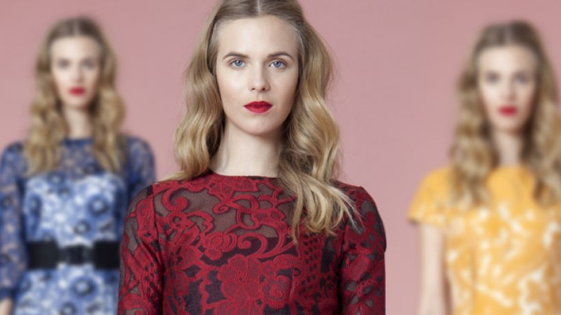 Pre-fall 14 Lela Rose představuje britskou eleganci v podobě koktejlek a zkrácených kahot