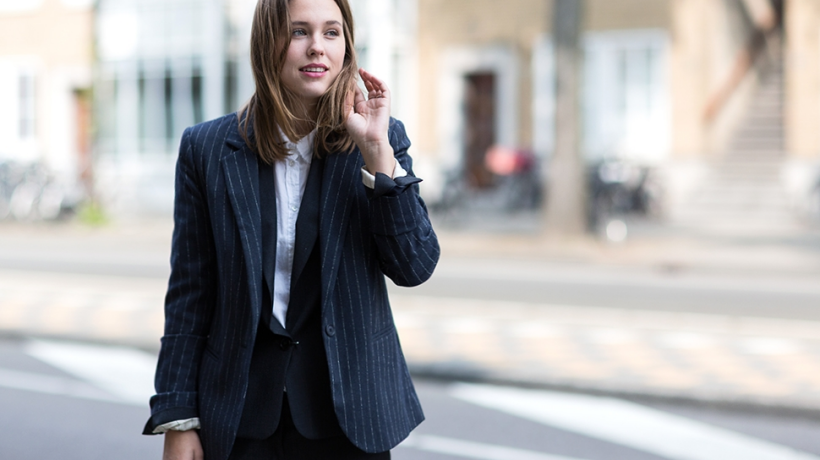 Široké kabáty i sukně - tak se oblékají ženy v Amsterdamu