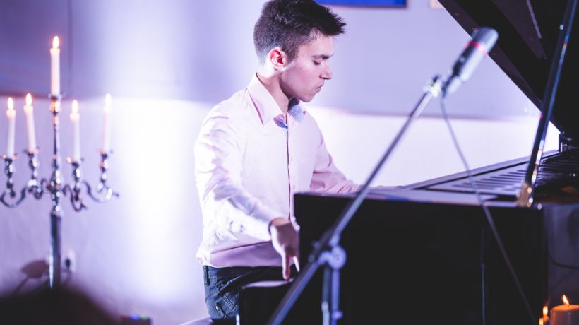 Mladý klavírista Pavel Vondráček vyráží na turné po českých městech