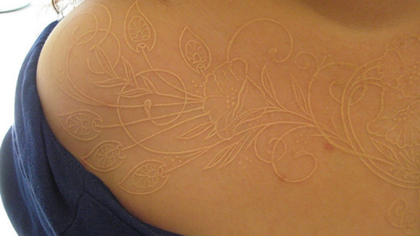 Toužíte po tetování? Bílé tetování vám udělá z těla krajku!