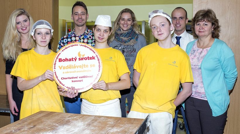 DĚTI POMÁHAJÍ DĚTEM výrobou a prodejem sušenek