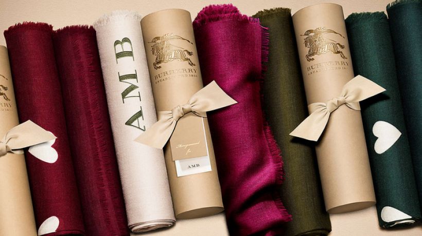 Zajímá vás výroba high-end značek? Burberry ukazuje proces, kterým prochází jejich šátky