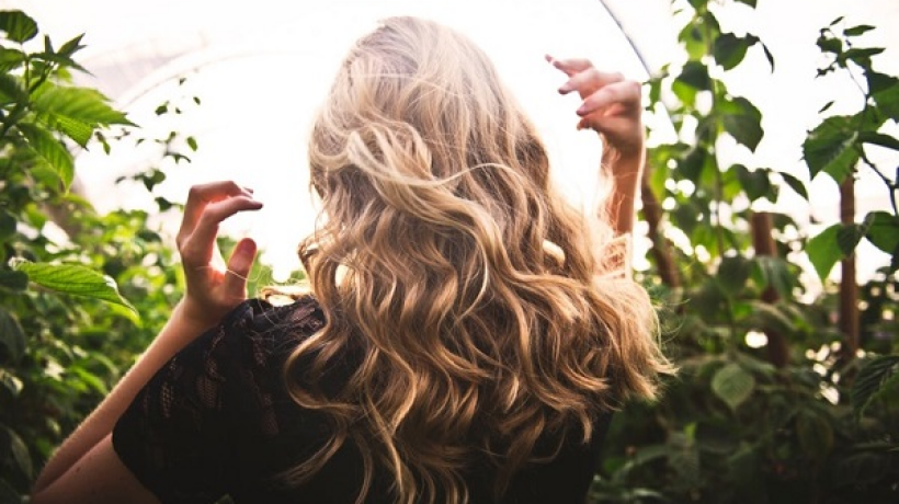 6 tipů jak dostat řídnutí vlasů pod kontrolu