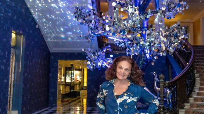 Vánoční strom lásky v Londýně od Diane Von Furstenberg je hotovým uměleckým dílem!