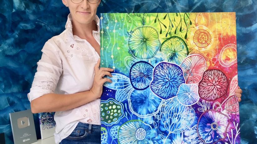 Původně režisérka, nyní malířka. Veronika Mikalová svými obrazy inspiruje stovky tisíc lidí po celém světě