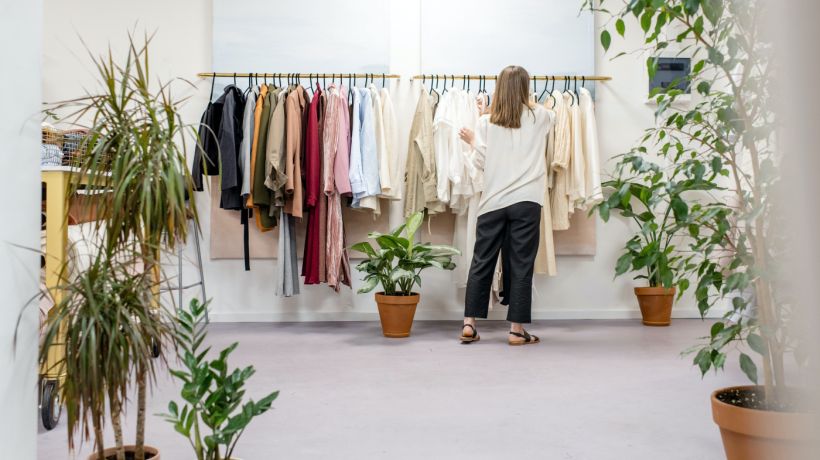 Trendy outfity do kanceláře pro ženy s křivkami až vám skončí home office
