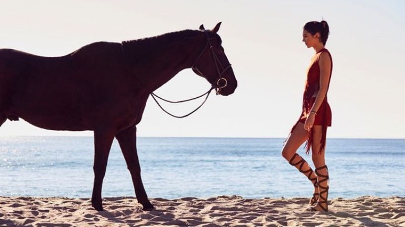 Kendall Jenner jako nespoutaná kráska v novém krátkém filmu značky Longchamp