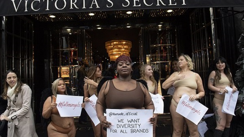 Omluva Victoria's Secret nestačila, lidé po celém světě protestují proti jednostranné módě