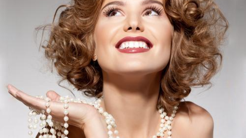 Perlový náhrdelník je skvostem mezi šperky, ale jak ho správně nosit?