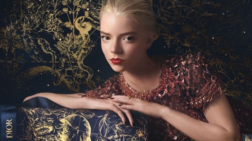 Ve vánoční kampani Dior si vedle modelky Anya Taylor-Joy zahrála sova a vlk
