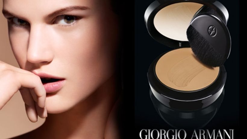 Giorgio Armani představil nový kompaktní pudr s inteligencí