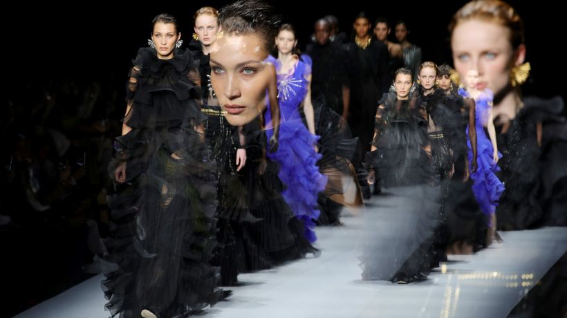 Alberta Ferretti se s podzimní kolekcí vrátila do osmdesátých let