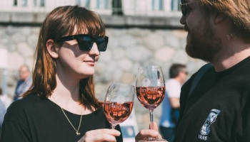 V polovině května dorazí do Prahy 25 vinařů. Dovezou sedm tisíc lahví růžového vína