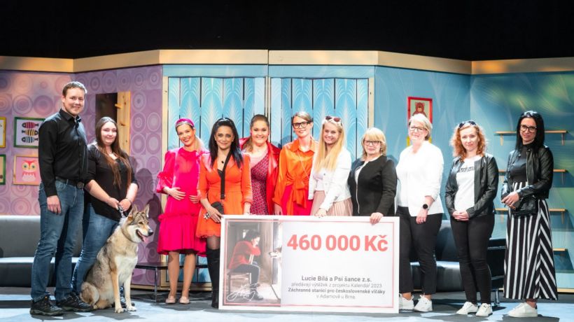 Lucie Bílá předala bezmála půl milionu korun na opuštěné československé vlčáky