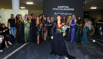 Návrhářka Martina Pipková Loudová ve své nové kolekci potvrzuje, že myslí i na ženy větších velikostí